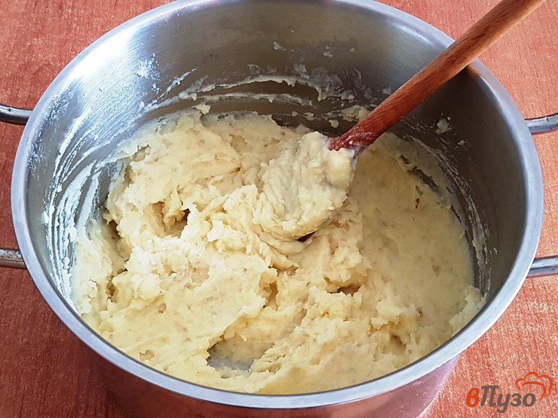 Фото приготовление рецепта: Картофельные пальчики с чесноком и луком шаг №4