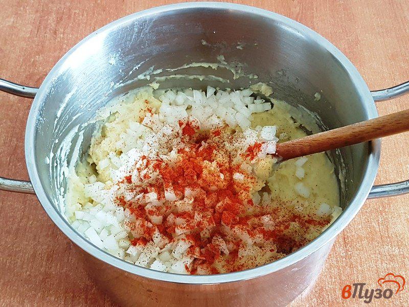 Фото приготовление рецепта: Картофельные пальчики с чесноком и луком шаг №7