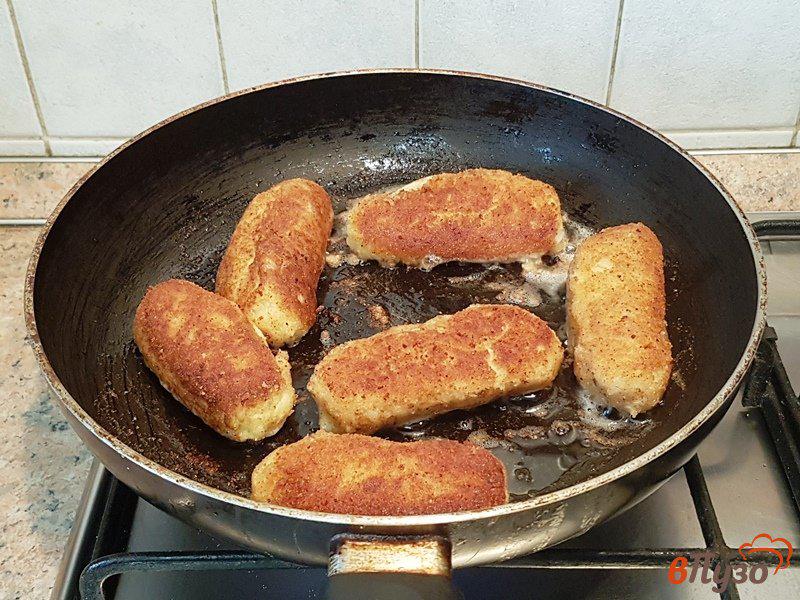 Фото приготовление рецепта: Картофельные пальчики с чесноком и луком шаг №9