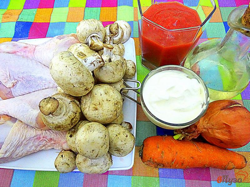 Фото приготовление рецепта: Куриные голени с грибами в томатном соусе шаг №1