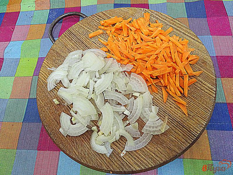 Фото приготовление рецепта: Куриные голени с грибами в томатном соусе шаг №2