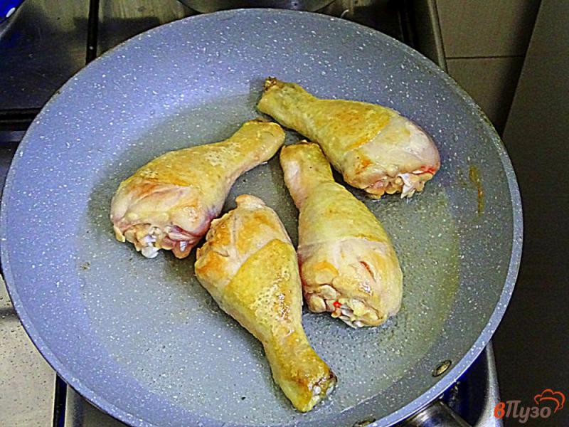 Фото приготовление рецепта: Куриные голени с грибами в томатном соусе шаг №3