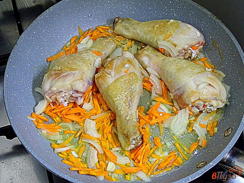 Фото приготовление рецепта: Куриные голени с грибами в томатном соусе шаг №4
