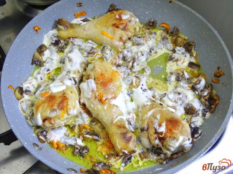Фото приготовление рецепта: Куриные голени с грибами в томатном соусе шаг №5