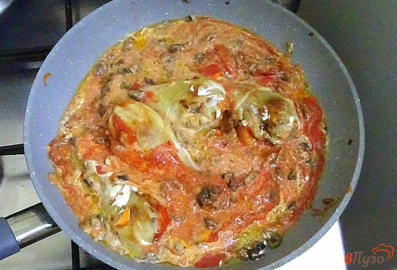 Фото приготовление рецепта: Куриные голени с грибами в томатном соусе шаг №6