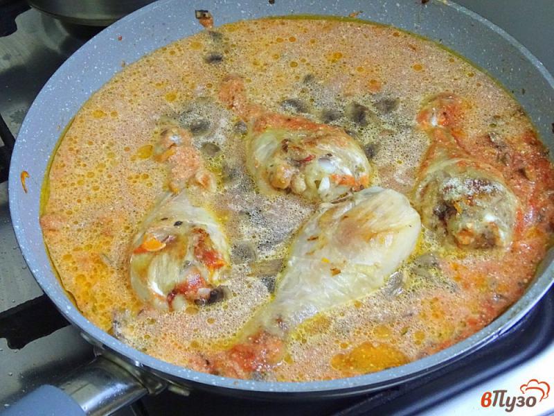 Фото приготовление рецепта: Куриные голени с грибами в томатном соусе шаг №7