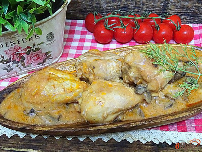 Фото приготовление рецепта: Куриные голени с грибами в томатном соусе шаг №8