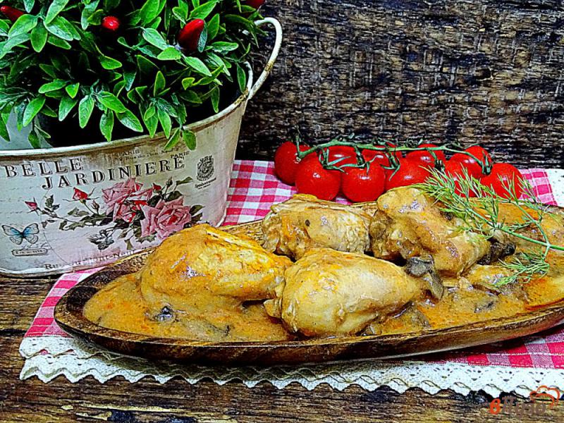 Фото приготовление рецепта: Куриные голени с грибами в томатном соусе шаг №9