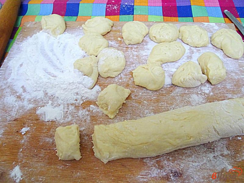 Фото приготовление рецепта: Пирожки со свининой и курицей из дрожжевого теста шаг №6