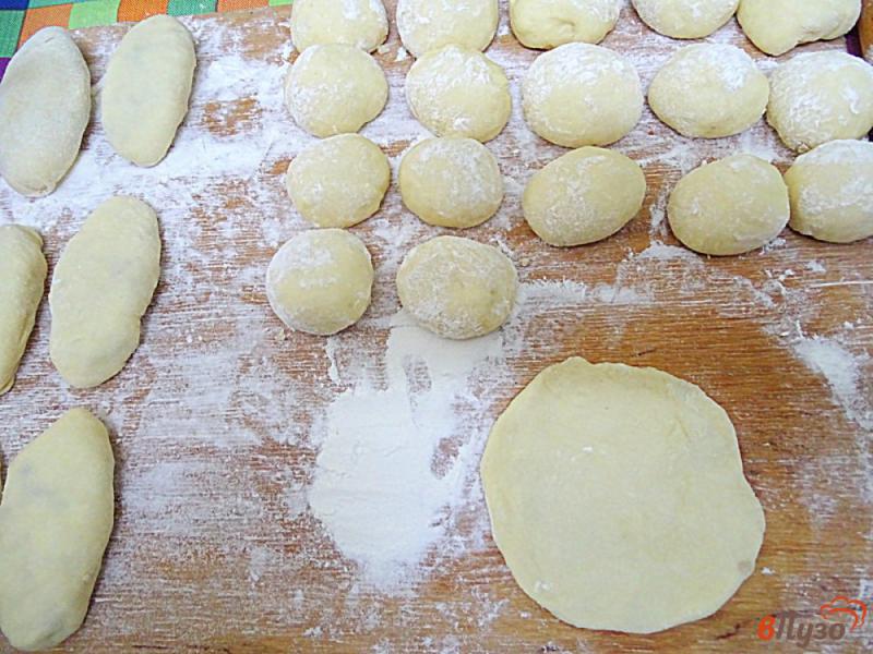 Фото приготовление рецепта: Пирожки со свининой и курицей из дрожжевого теста шаг №7