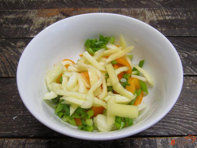 Фото приготовление рецепта: Томатный салат с красной смородиной шаг №3