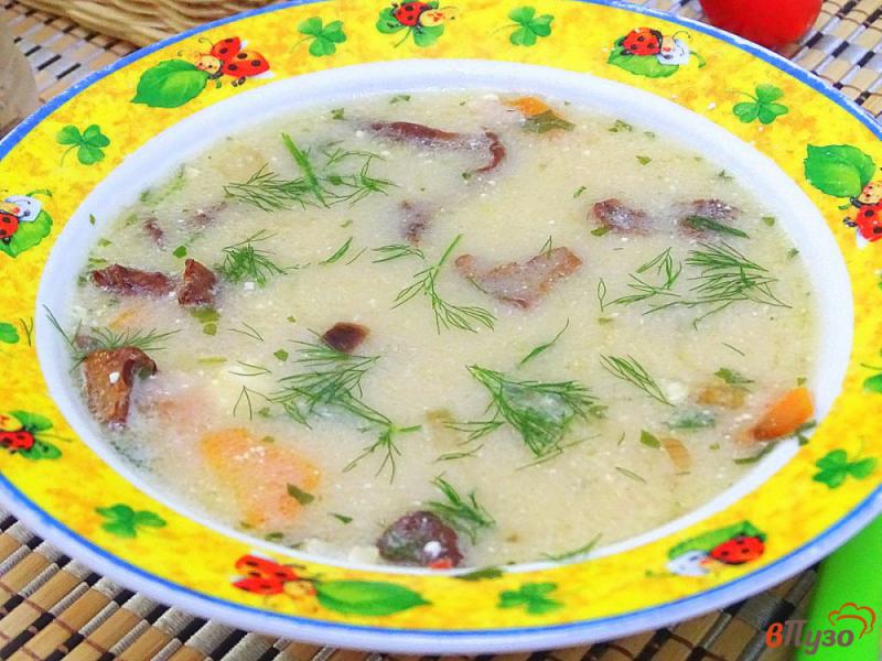 Фото приготовление рецепта: Блиц суп из сырков и лисичек шаг №6