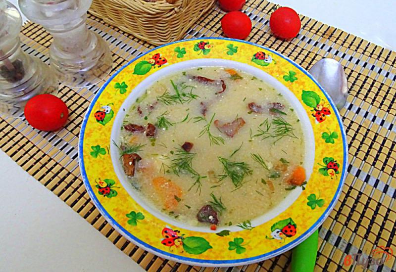 Фото приготовление рецепта: Блиц суп из сырков и лисичек шаг №7