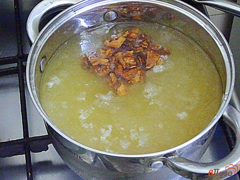 Фото приготовление рецепта: Блиц суп из сырков и лисичек шаг №2