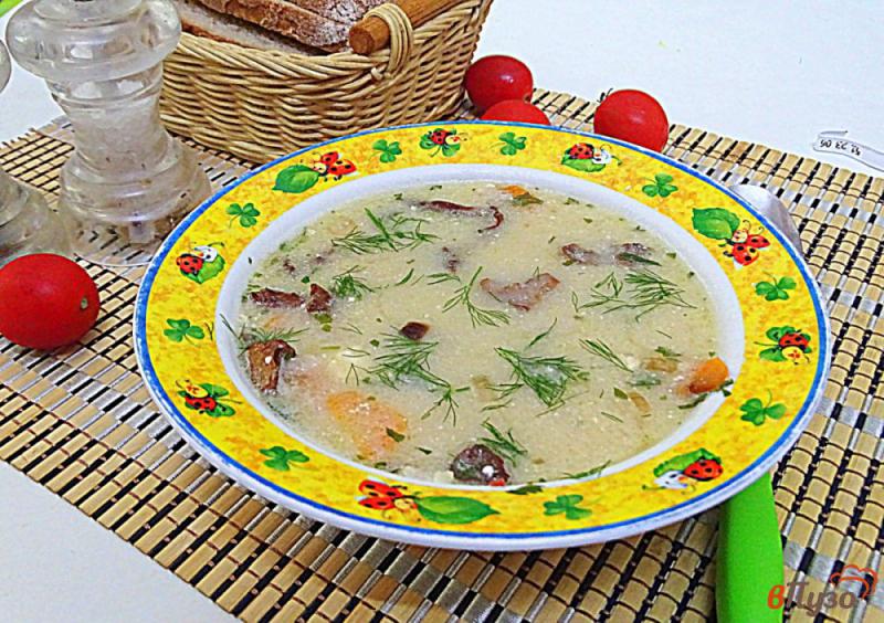 Фото приготовление рецепта: Блиц суп из сырков и лисичек шаг №1