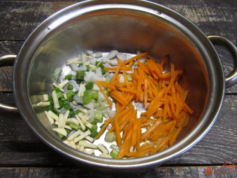 Фото приготовление рецепта: Сливочный суп с грибами и кабачком шаг №1