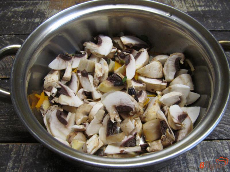 Фото приготовление рецепта: Сливочный суп с грибами и кабачком шаг №2