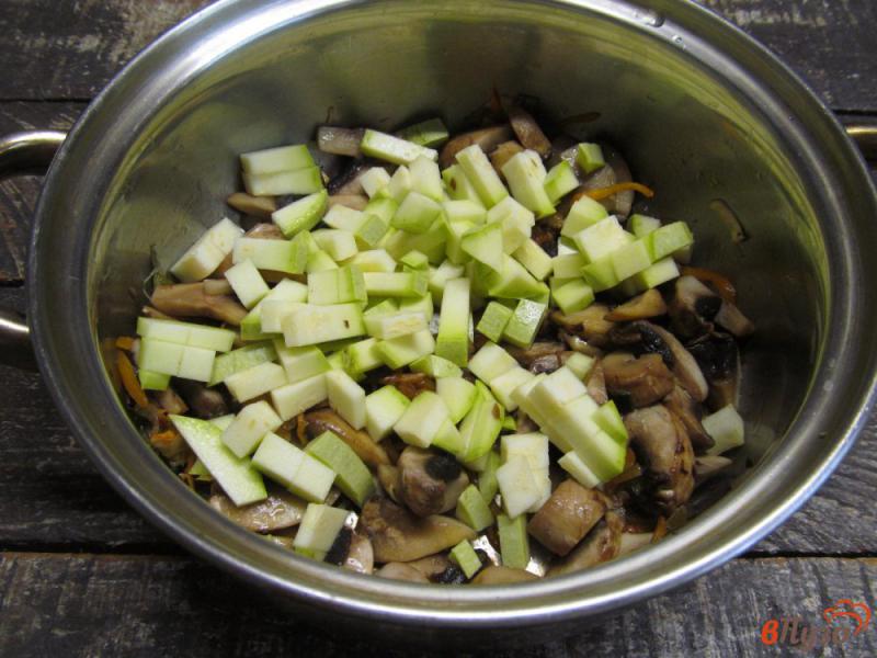 Фото приготовление рецепта: Сливочный суп с грибами и кабачком шаг №3