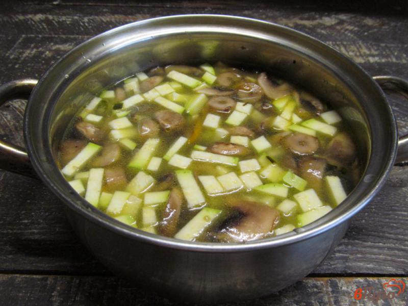 Фото приготовление рецепта: Сливочный суп с грибами и кабачком шаг №4
