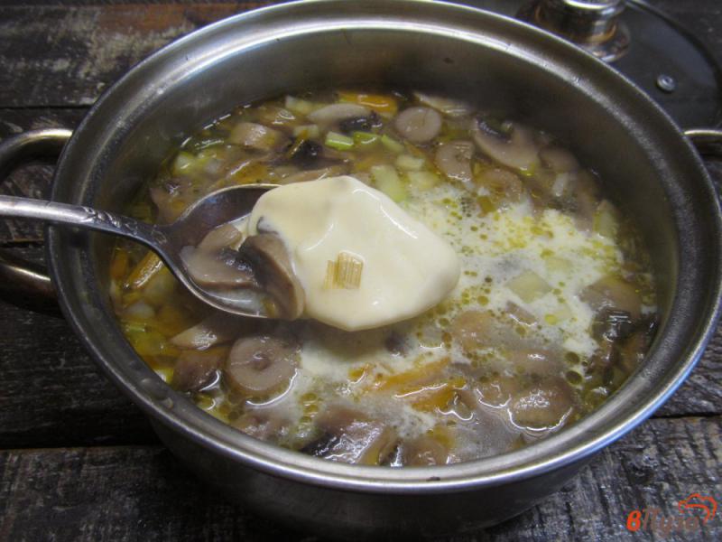 Фото приготовление рецепта: Сливочный суп с грибами и кабачком шаг №5