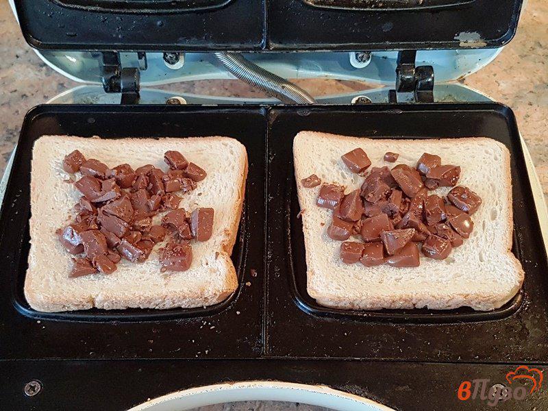 Фото приготовление рецепта: Сэндвичи с шоколадом и малиной шаг №4
