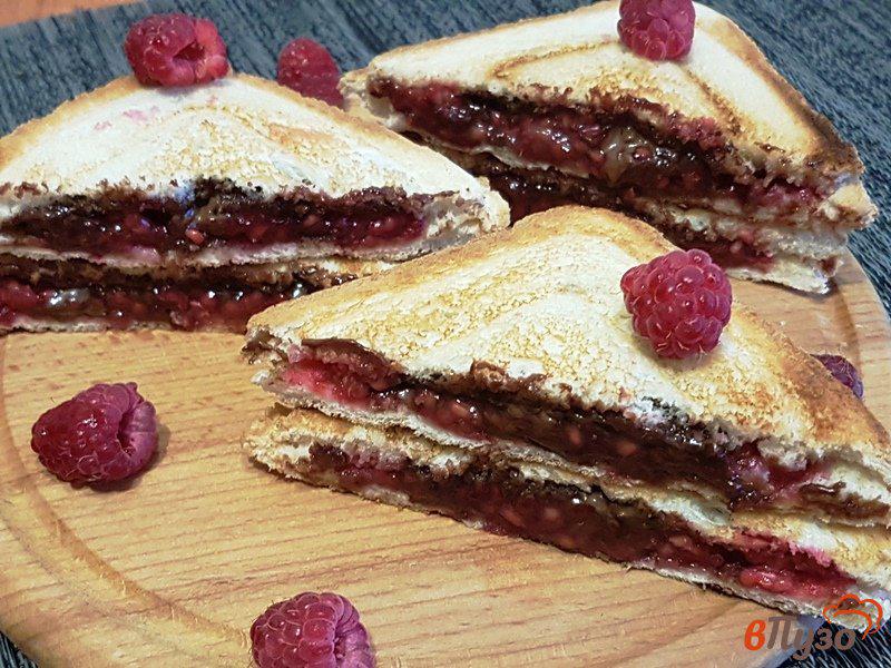 Фото приготовление рецепта: Сэндвичи с шоколадом и малиной шаг №9
