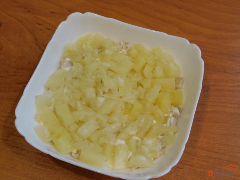 Фото приготовление рецепта: Салат из курицы с ананасами и грецкими орехами шаг №2