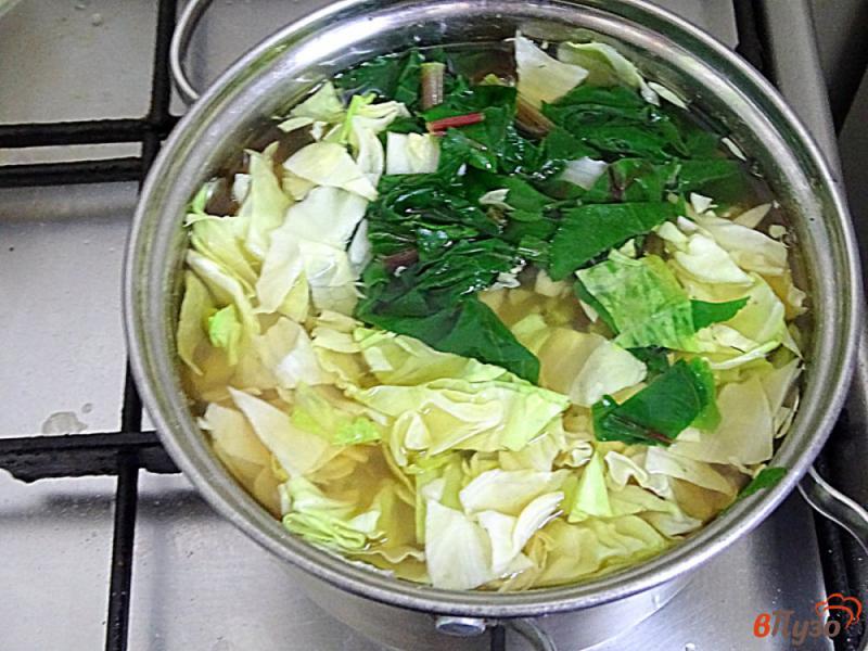 Фото приготовление рецепта: Свекольная ботва с капустой в соусе шаг №6
