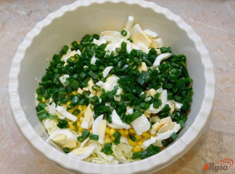 Фото приготовление рецепта: Салат с курицей и кукурузой шаг №4