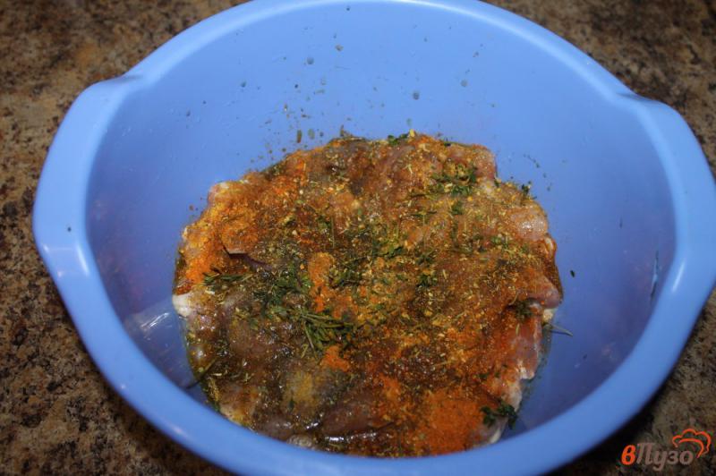 Фото приготовление рецепта: Куриные бедра в паприке на гриле шаг №3