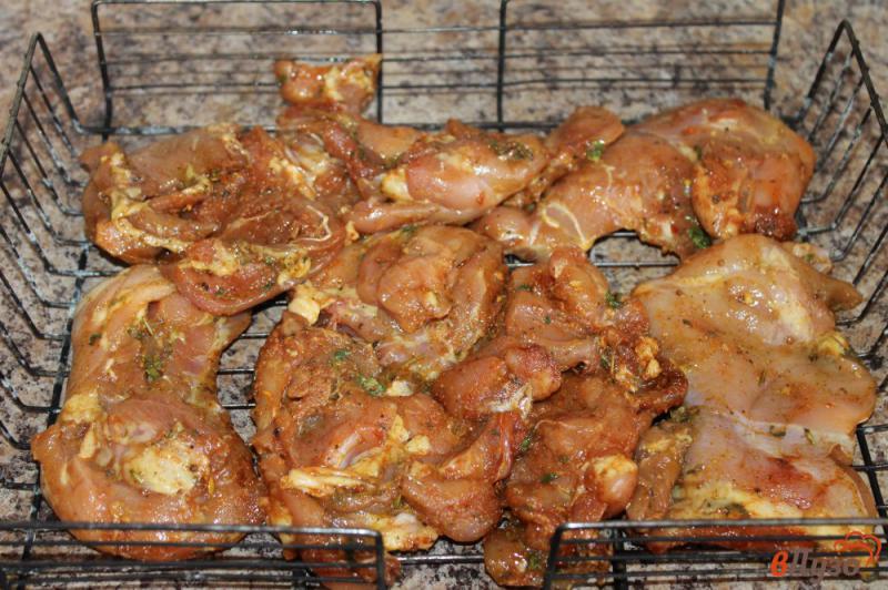 Фото приготовление рецепта: Куриные бедра в паприке на гриле шаг №5
