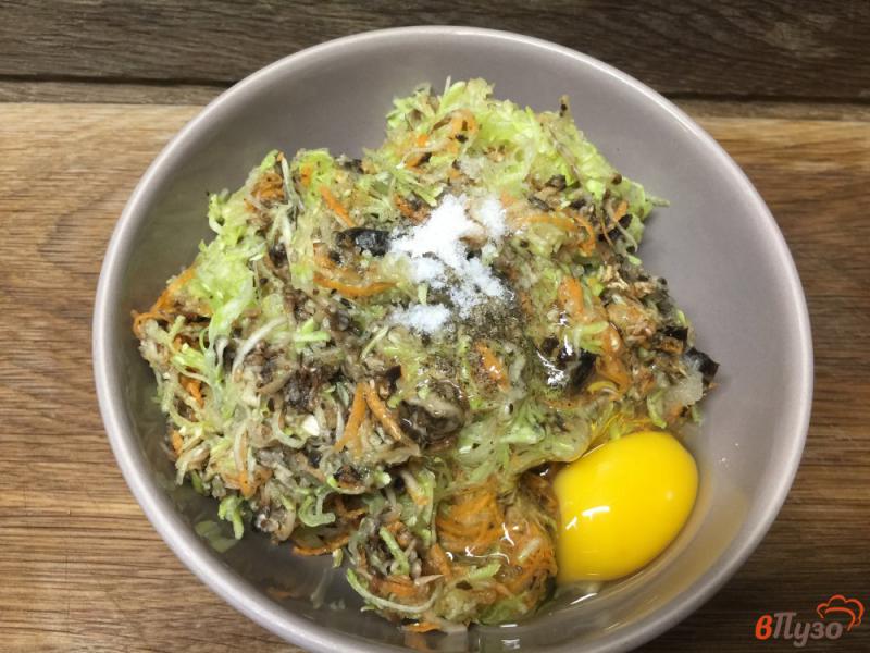 Фото приготовление рецепта: Оладьи из кабачка с грибами и морковью шаг №3