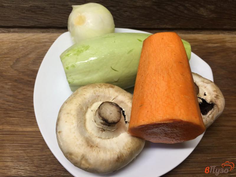 Фото приготовление рецепта: Оладьи из кабачка с грибами и морковью шаг №1