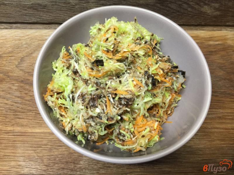 Фото приготовление рецепта: Оладьи из кабачка с грибами и морковью шаг №2