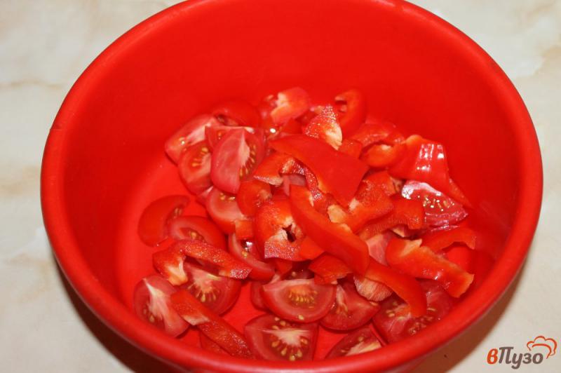 Фото приготовление рецепта: Салат из черри с болгарским перцем под соусом песто шаг №2