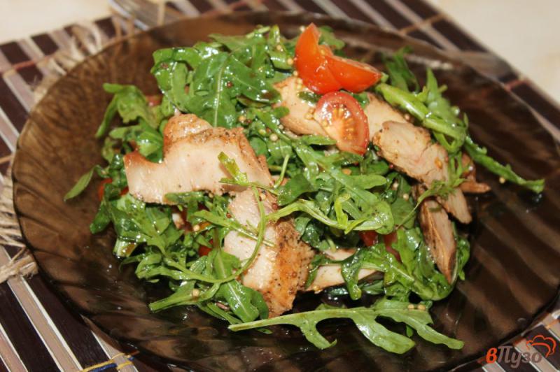 Фото приготовление рецепта: Салат из рукколы и куриного мяса под горчичной заправкой шаг №5