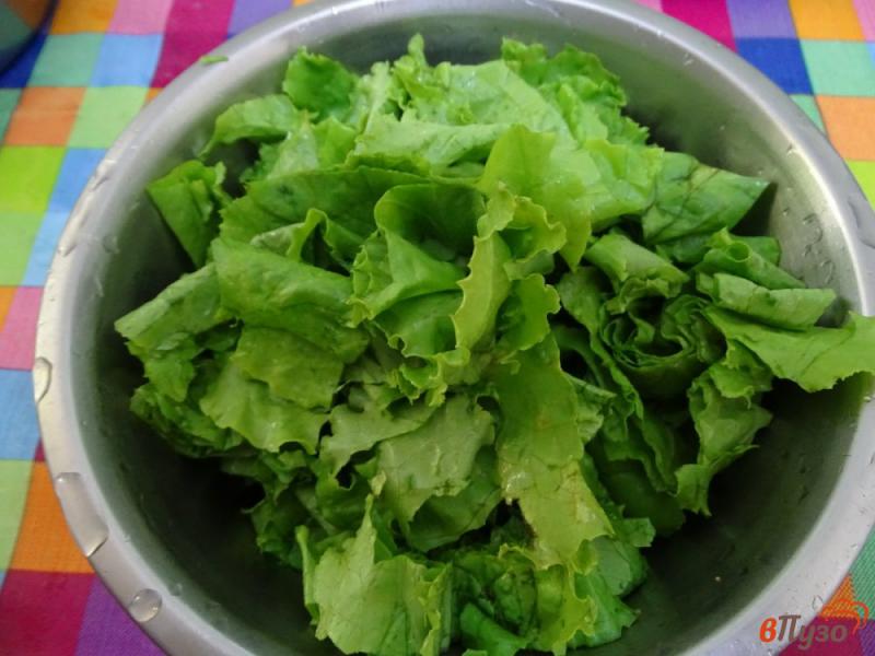 Фото приготовление рецепта: Зелёный салат с яйцом и огурцом шаг №2