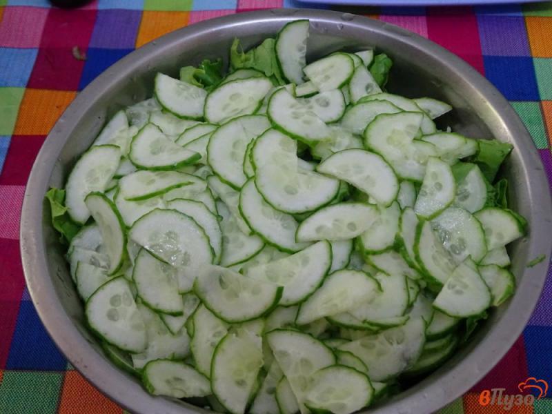Фото приготовление рецепта: Зелёный салат с яйцом и огурцом шаг №3