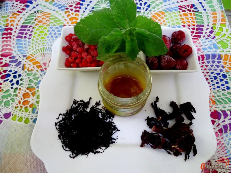 Фото приготовление рецепта: Чайный напиток с мёдом и ягодами шаг №5