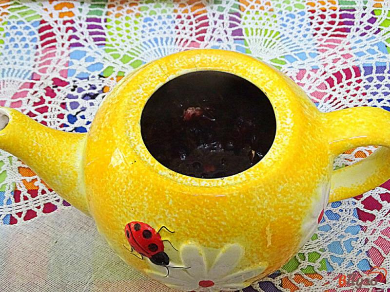 Фото приготовление рецепта: Чайный напиток с мёдом и ягодами шаг №6