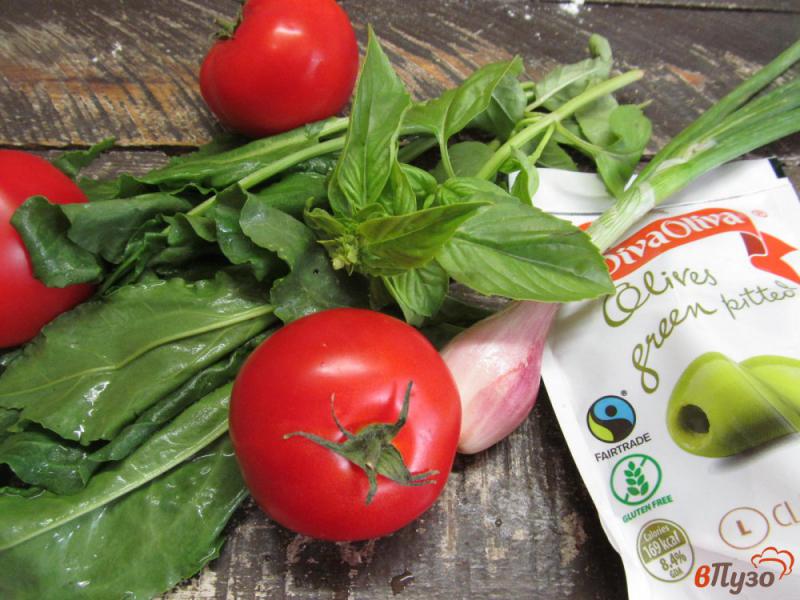 Фото приготовление рецепта: Помидорный салат с щавелем и оливками шаг №1