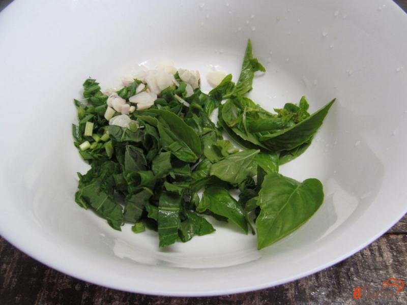 Фото приготовление рецепта: Помидорный салат с щавелем и оливками шаг №2