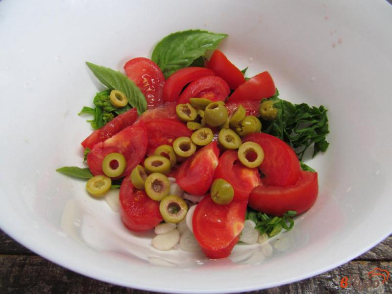 Фото приготовление рецепта: Помидорный салат с щавелем и оливками шаг №3