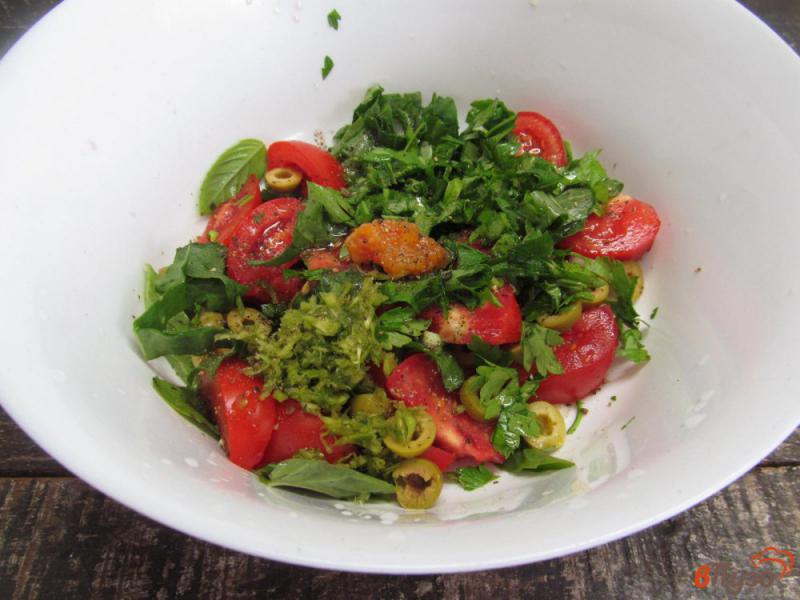 Фото приготовление рецепта: Помидорный салат с щавелем и оливками шаг №4