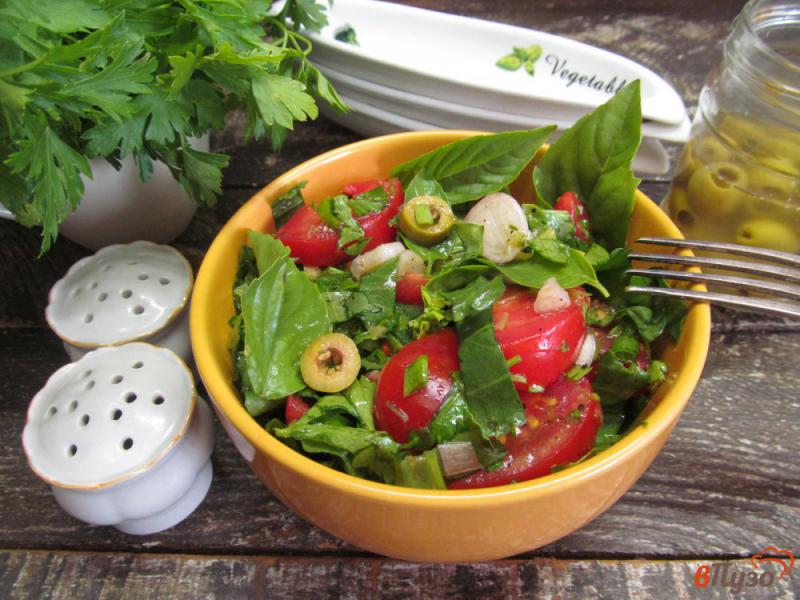 Фото приготовление рецепта: Помидорный салат с щавелем и оливками шаг №5