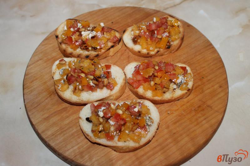 Фото приготовление рецепта: Бутерброды с томатами, орехом и сыром шаг №4