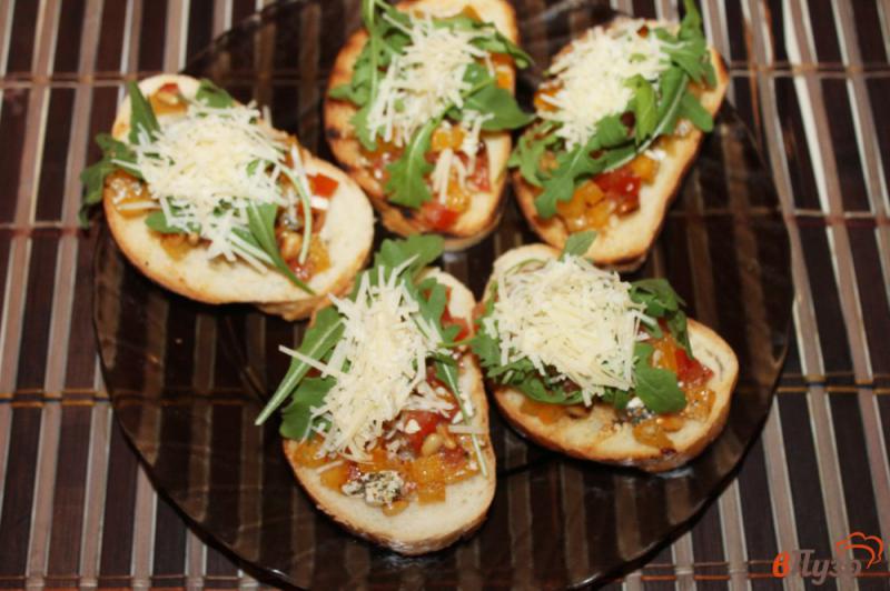 Фото приготовление рецепта: Бутерброды с томатами, орехом и сыром шаг №5