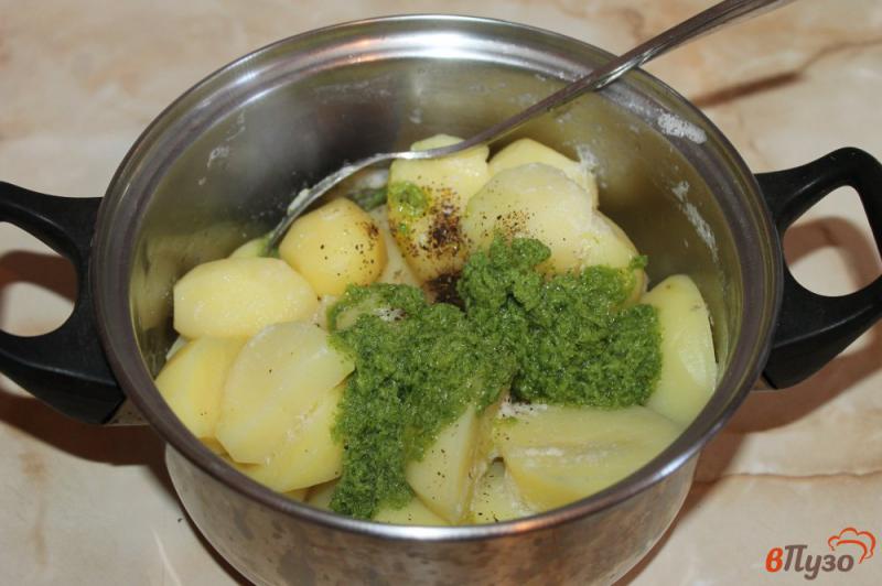 Фото приготовление рецепта: Молодой картофель в чесночном соусе шаг №3