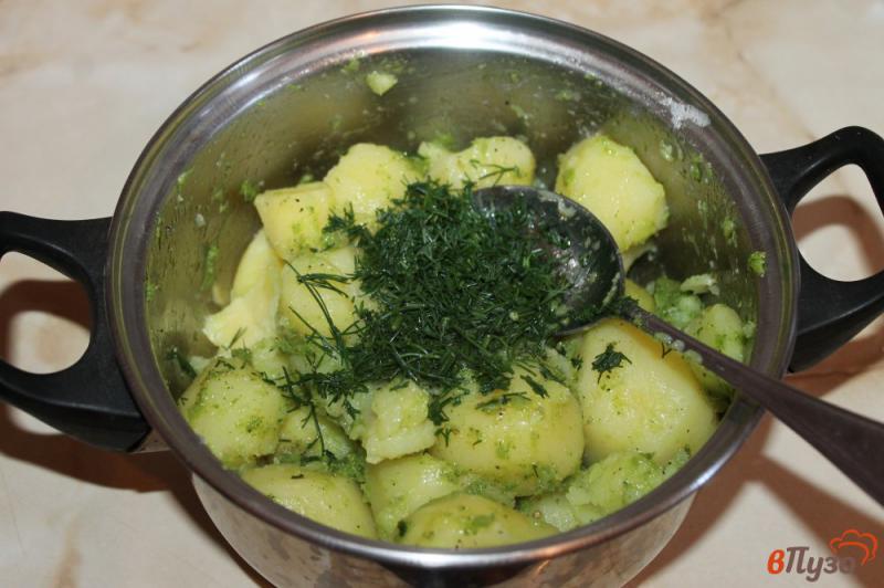 Фото приготовление рецепта: Молодой картофель в чесночном соусе шаг №4