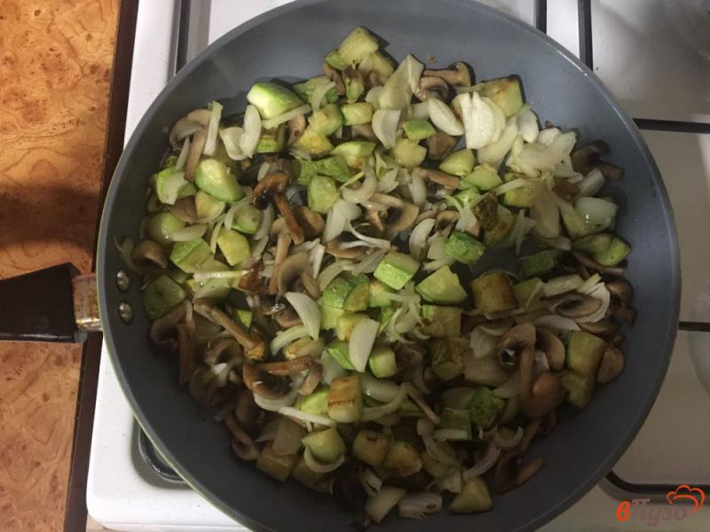 Фото приготовление рецепта: Рагу из стручковой фасоли с зеленым горошком и грибами шаг №3